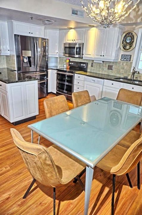 En Venta: $459,900 (3 camas, 2 baños, 2723 Pies cuadrados)