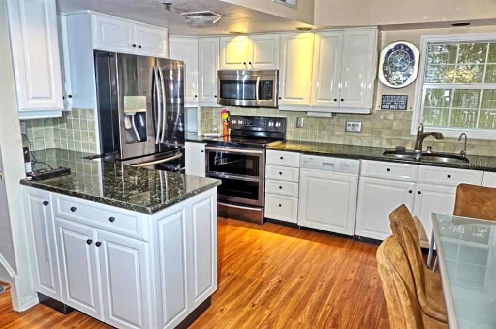 En Venta: $459,900 (3 camas, 2 baños, 2723 Pies cuadrados)