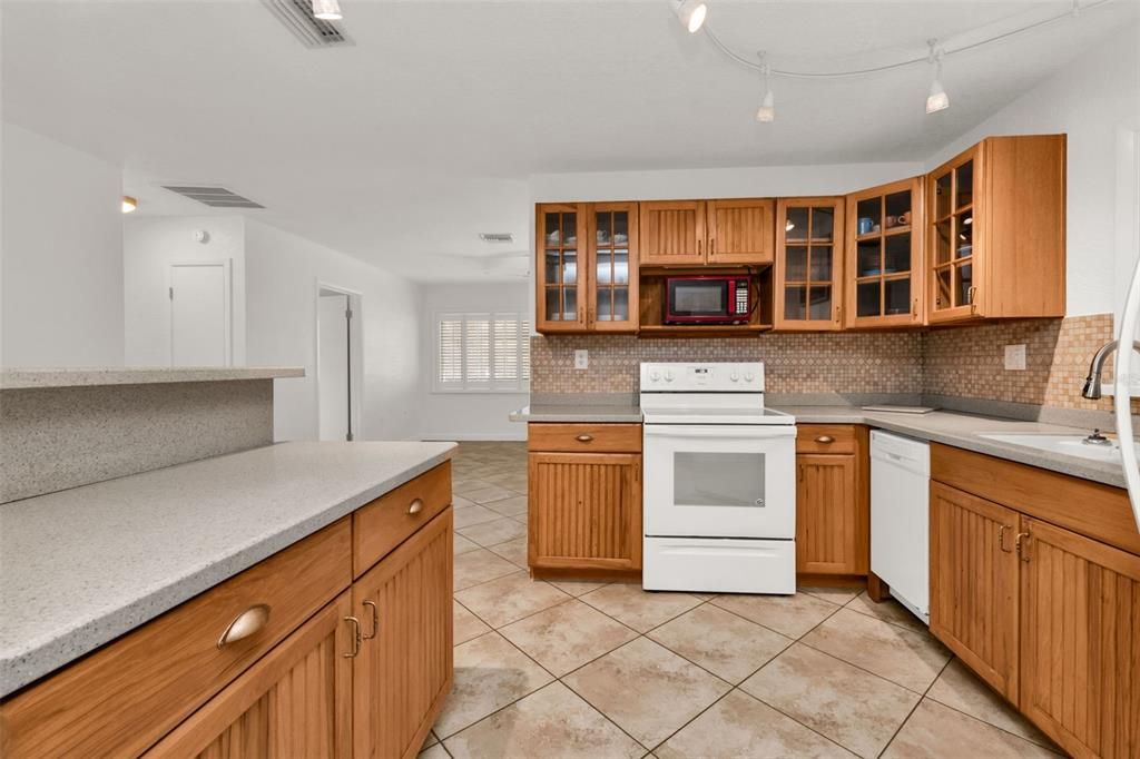 На продажу: $265,000 (2 спален, 1 ванн, 1084 Квадратных фут)