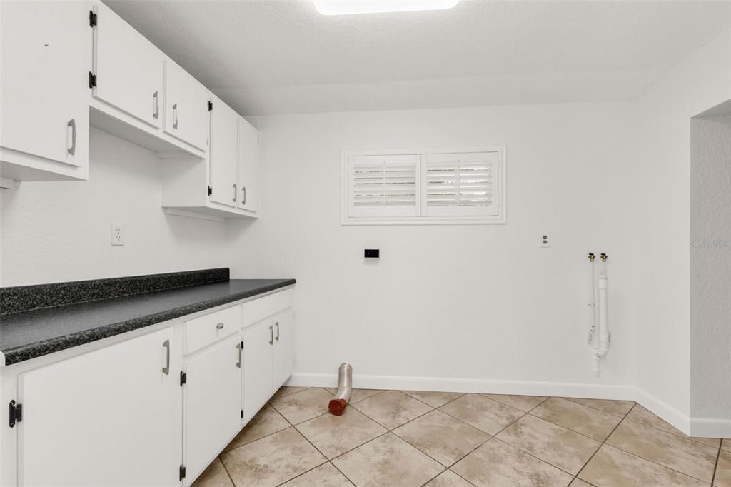 На продажу: $265,000 (2 спален, 1 ванн, 1084 Квадратных фут)