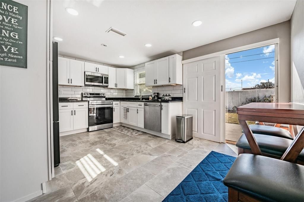 На продажу: $260,000 (2 спален, 1 ванн, 816 Квадратных фут)