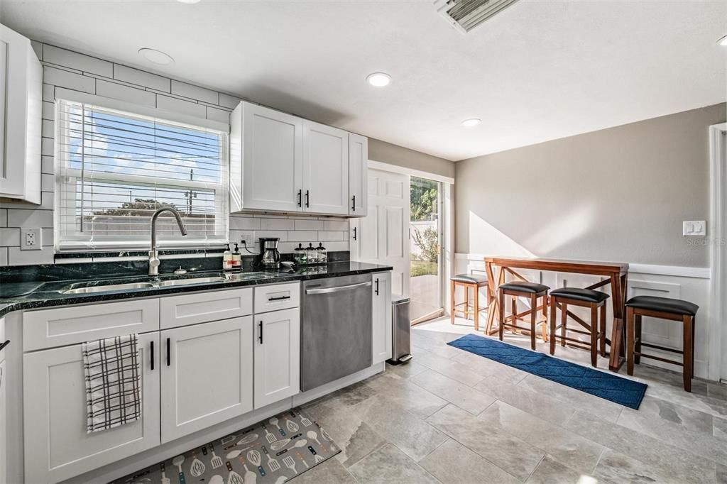 На продажу: $260,000 (2 спален, 1 ванн, 816 Квадратных фут)