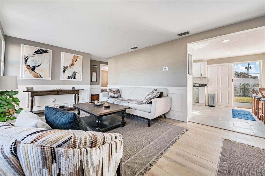 На продажу: $260,000 (2 спален, 1 ванн, 816 Квадратных фут)