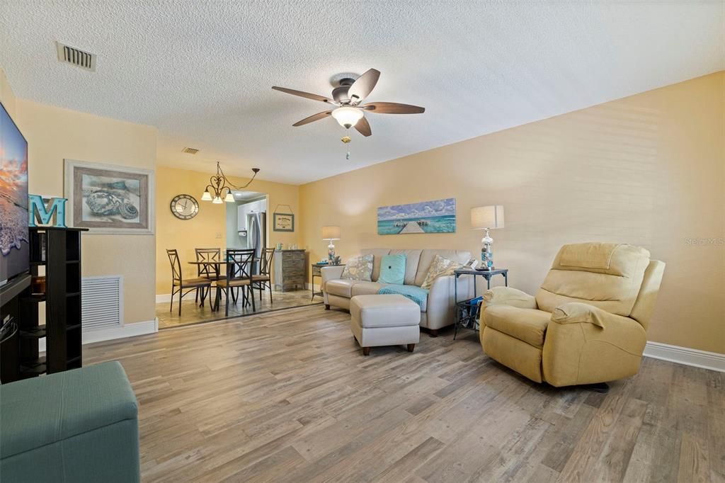 待售: $155,000 (2 贝兹, 1 浴室, 1010 平方英尺)