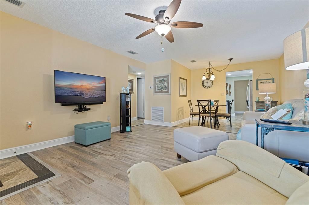 待售: $155,000 (2 贝兹, 1 浴室, 1010 平方英尺)