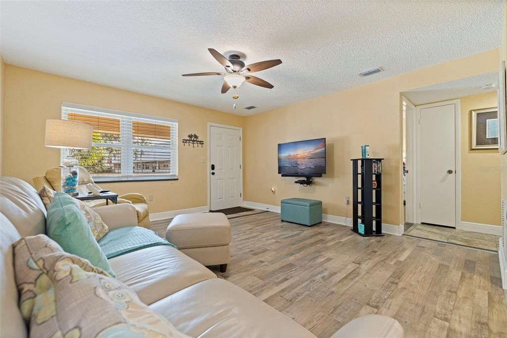 待售: $155,000 (2 贝兹, 1 浴室, 1010 平方英尺)