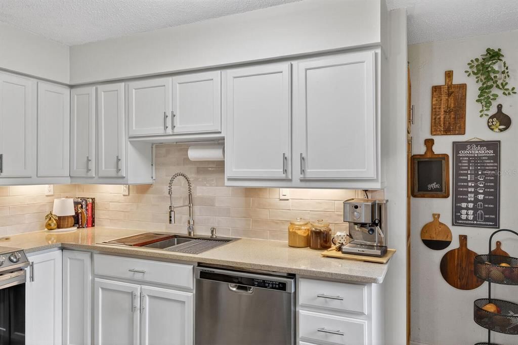 For Sale: $320,000 (4 beds, 2 baths, 1558 Square Feet)