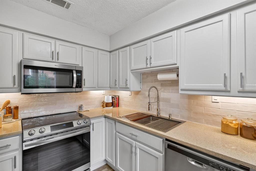 For Sale: $320,000 (4 beds, 2 baths, 1558 Square Feet)