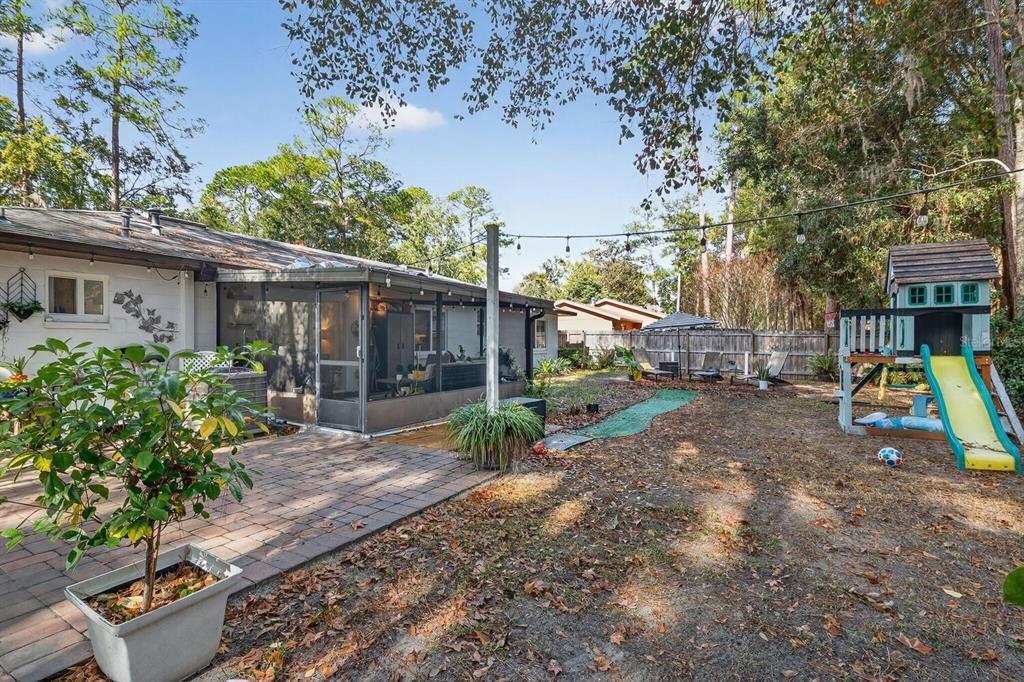 For Sale: $320,000 (4 beds, 2 baths, 1558 Square Feet)