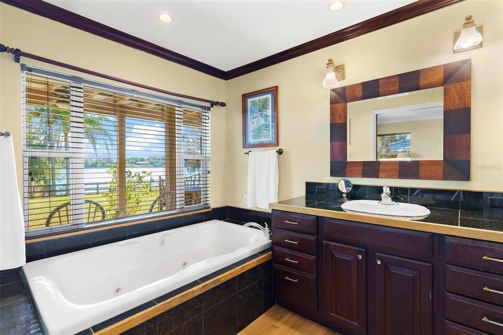 En Venta: $640,000 (3 camas, 2 baños, 2378 Pies cuadrados)