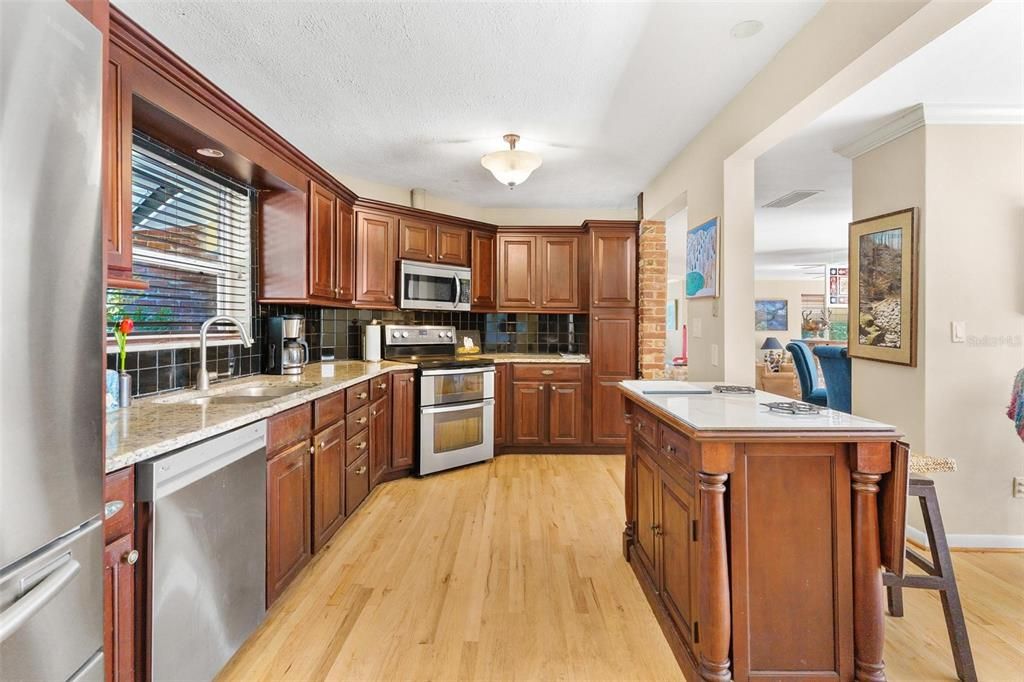 En Venta: $640,000 (3 camas, 2 baños, 2378 Pies cuadrados)