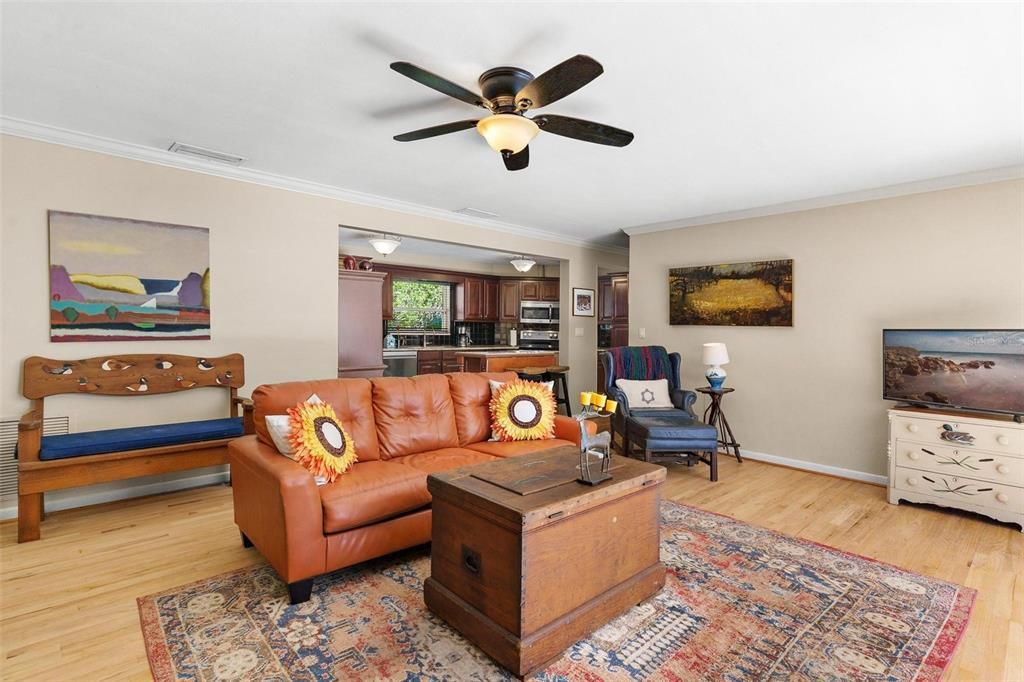 En Venta: $640,000 (3 camas, 2 baños, 2378 Pies cuadrados)