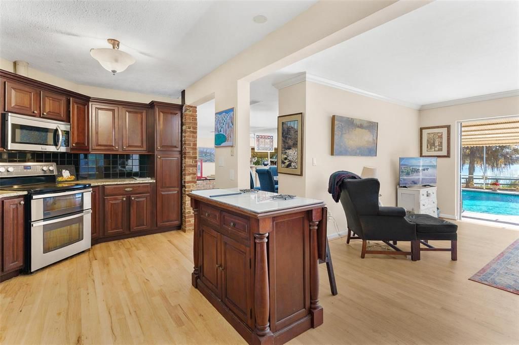 En Venta: $640,000 (3 camas, 2 baños, 2378 Pies cuadrados)