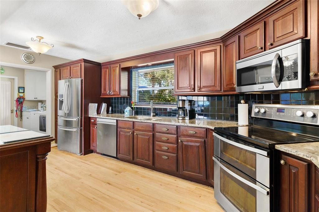 En Venta: $640,000 (3 camas, 2 baños, 2378 Pies cuadrados)