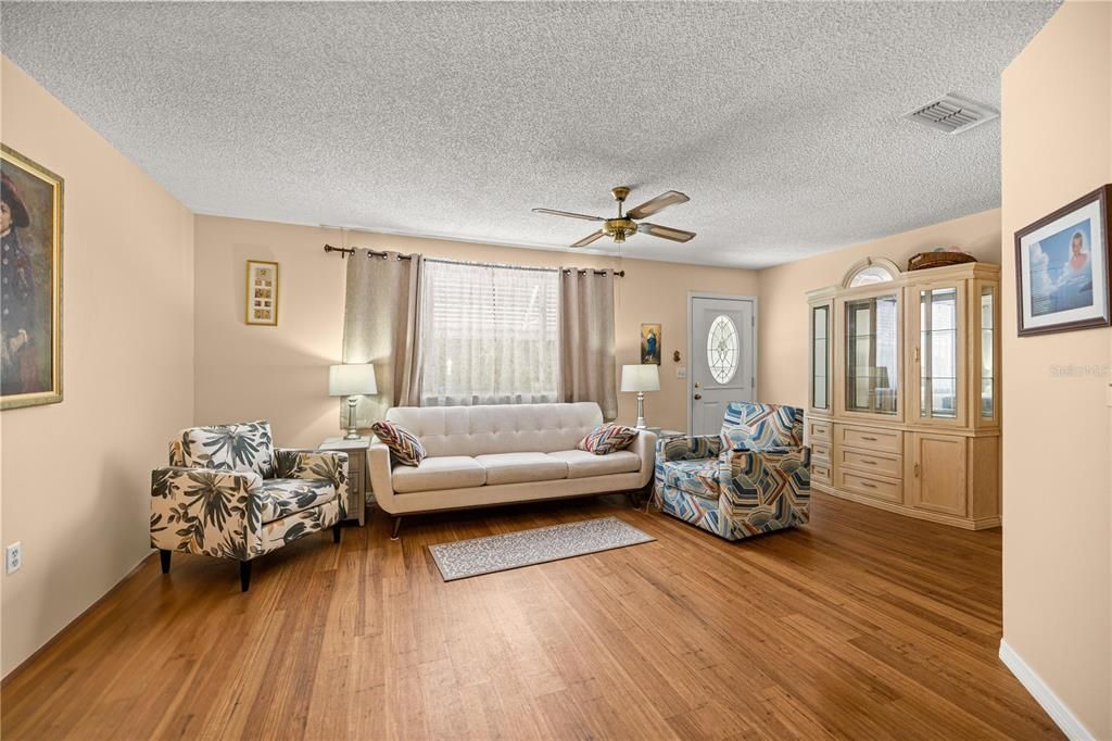 待售: $189,000 (2 贝兹, 2 浴室, 1224 平方英尺)