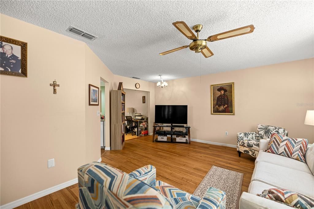 待售: $189,000 (2 贝兹, 2 浴室, 1224 平方英尺)