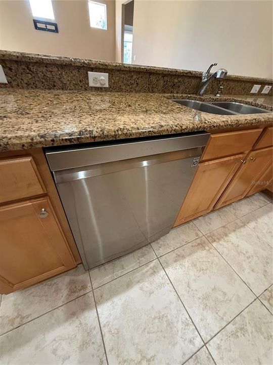 For Rent: $3,400 (5 beds, 3 baths, 2879 Square Feet)