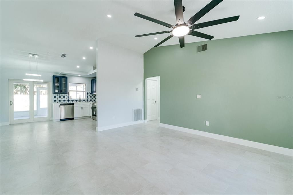 На продажу: $279,926 (3 спален, 2 ванн, 1217 Квадратных фут)