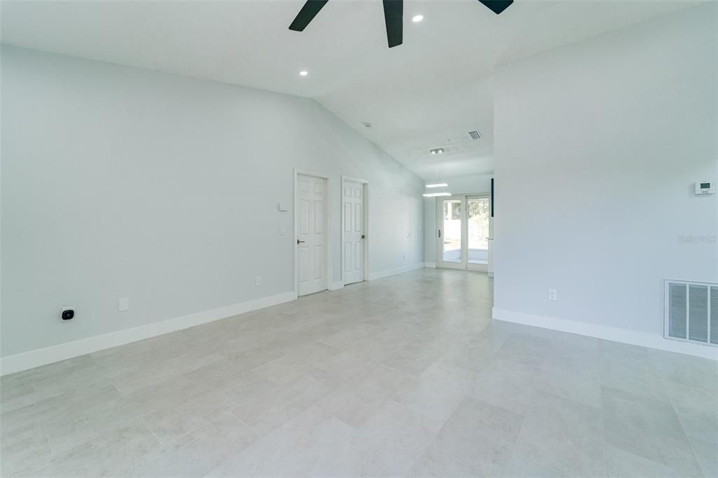 На продажу: $279,926 (3 спален, 2 ванн, 1217 Квадратных фут)