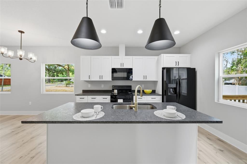 For Sale: $349,900 (3 beds, 2 baths, 1405 Square Feet)