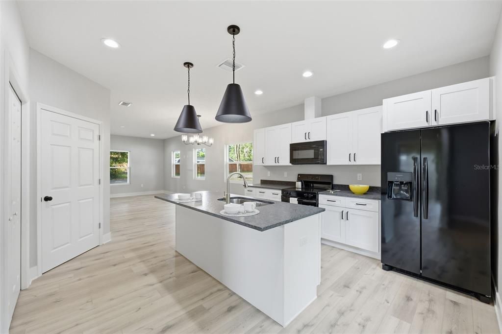 For Sale: $349,900 (3 beds, 2 baths, 1405 Square Feet)