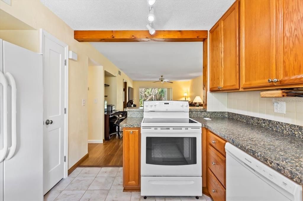 待售: $209,000 (2 贝兹, 2 浴室, 1083 平方英尺)