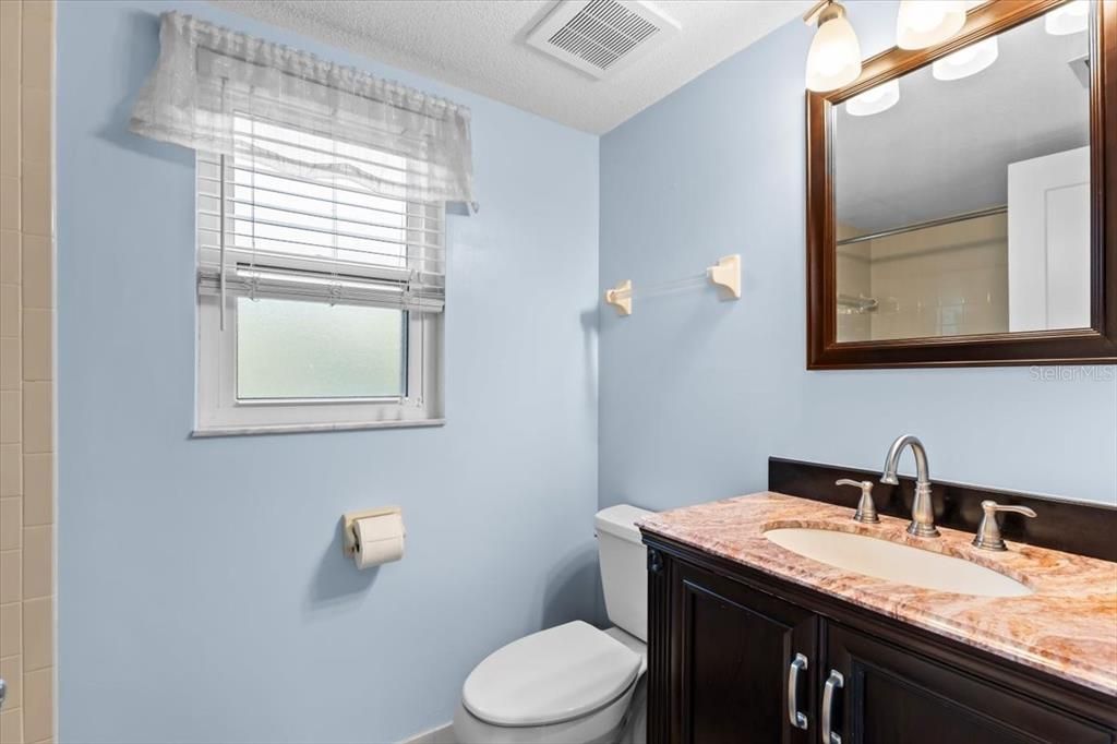 待售: $209,000 (2 贝兹, 2 浴室, 1083 平方英尺)