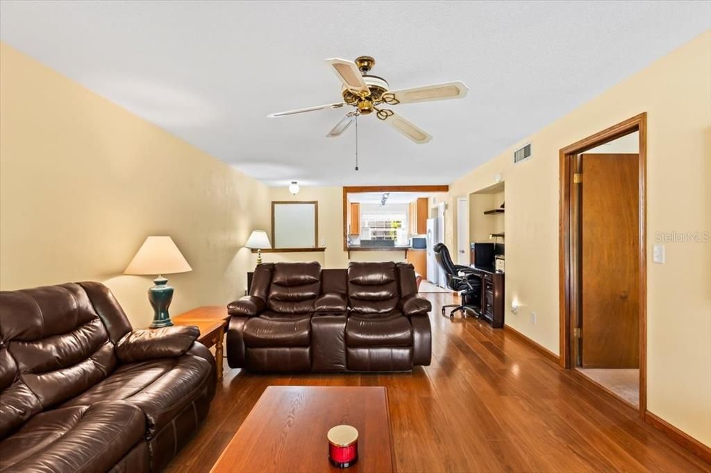 待售: $209,000 (2 贝兹, 2 浴室, 1083 平方英尺)