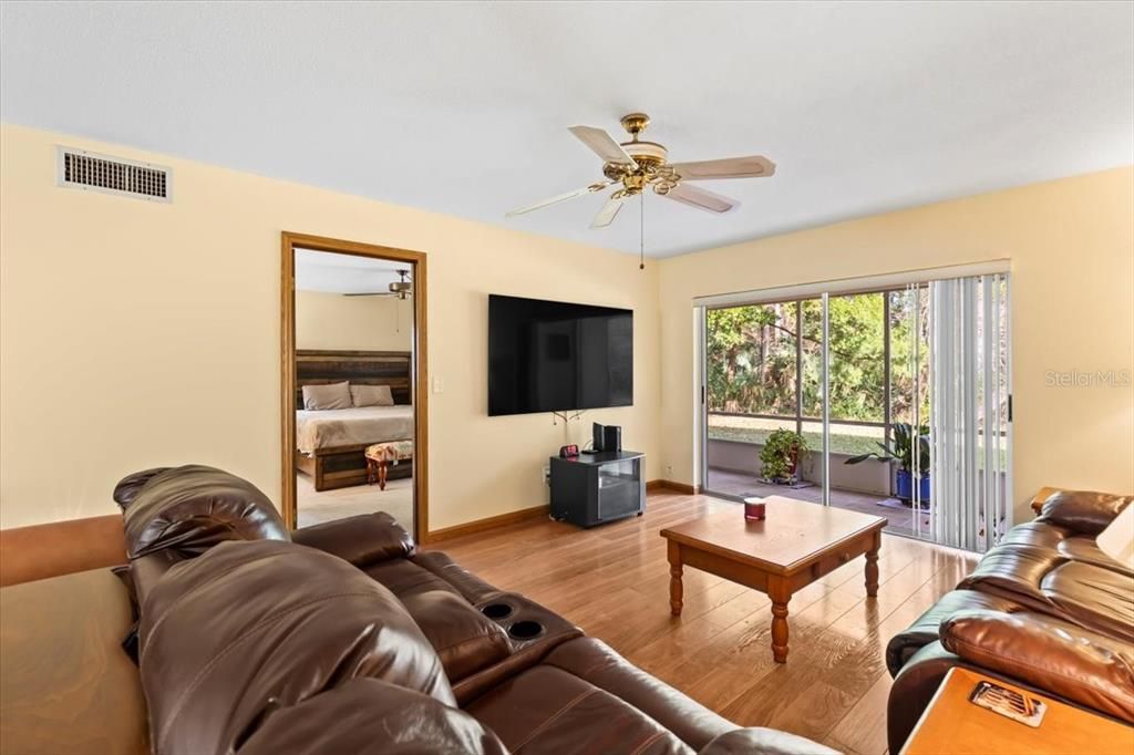 待售: $209,000 (2 贝兹, 2 浴室, 1083 平方英尺)