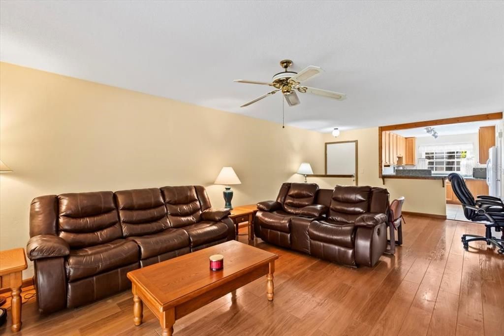 待售: $209,000 (2 贝兹, 2 浴室, 1083 平方英尺)