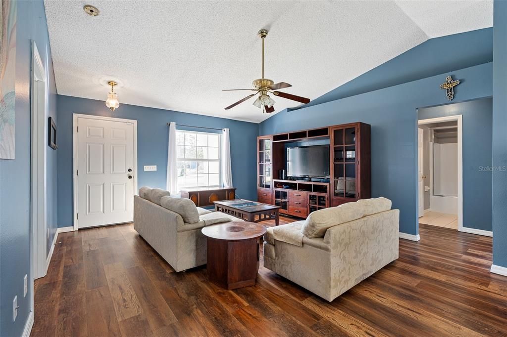 На продажу: $247,450 (3 спален, 2 ванн, 1280 Квадратных фут)