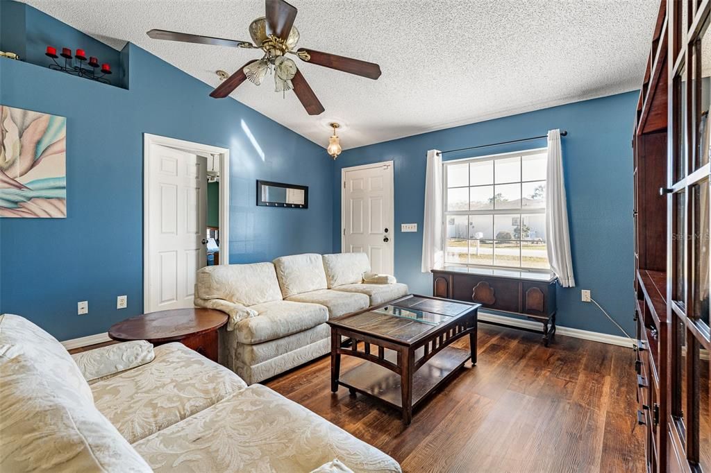 На продажу: $247,450 (3 спален, 2 ванн, 1280 Квадратных фут)