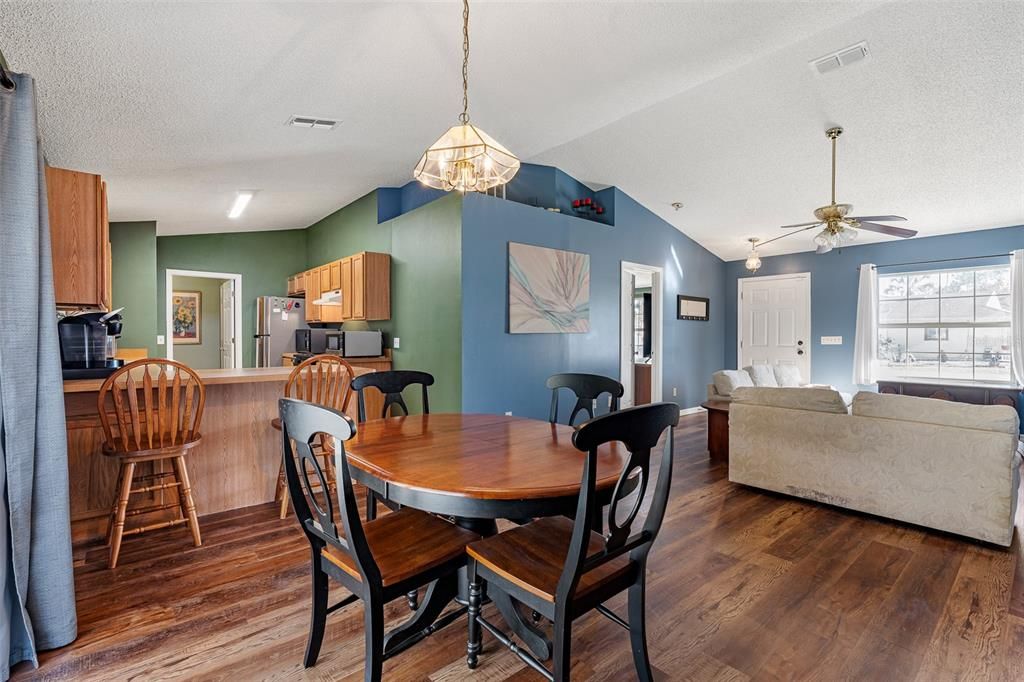 На продажу: $247,450 (3 спален, 2 ванн, 1280 Квадратных фут)