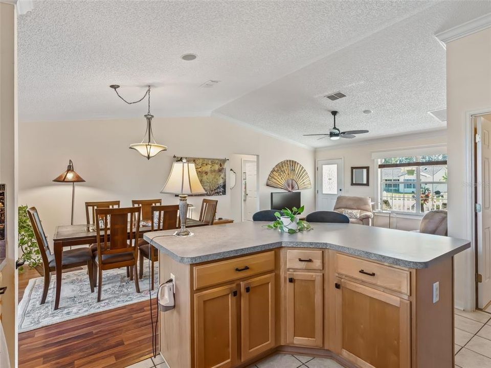 待售: $345,000 (3 贝兹, 2 浴室, 1392 平方英尺)