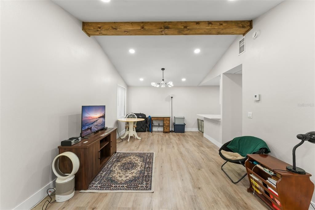 For Sale: $234,900 (2 beds, 1 baths, 864 Square Feet)