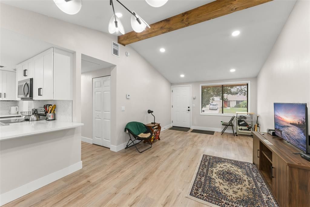 For Sale: $234,900 (2 beds, 1 baths, 864 Square Feet)