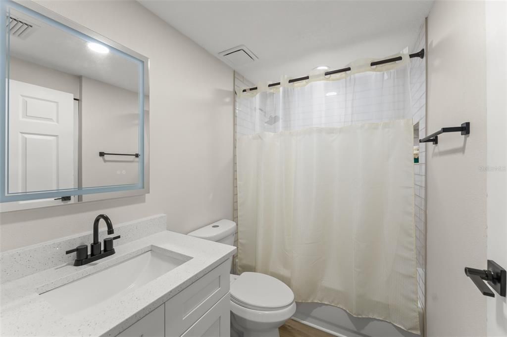 For Sale: $234,900 (2 beds, 1 baths, 864 Square Feet)