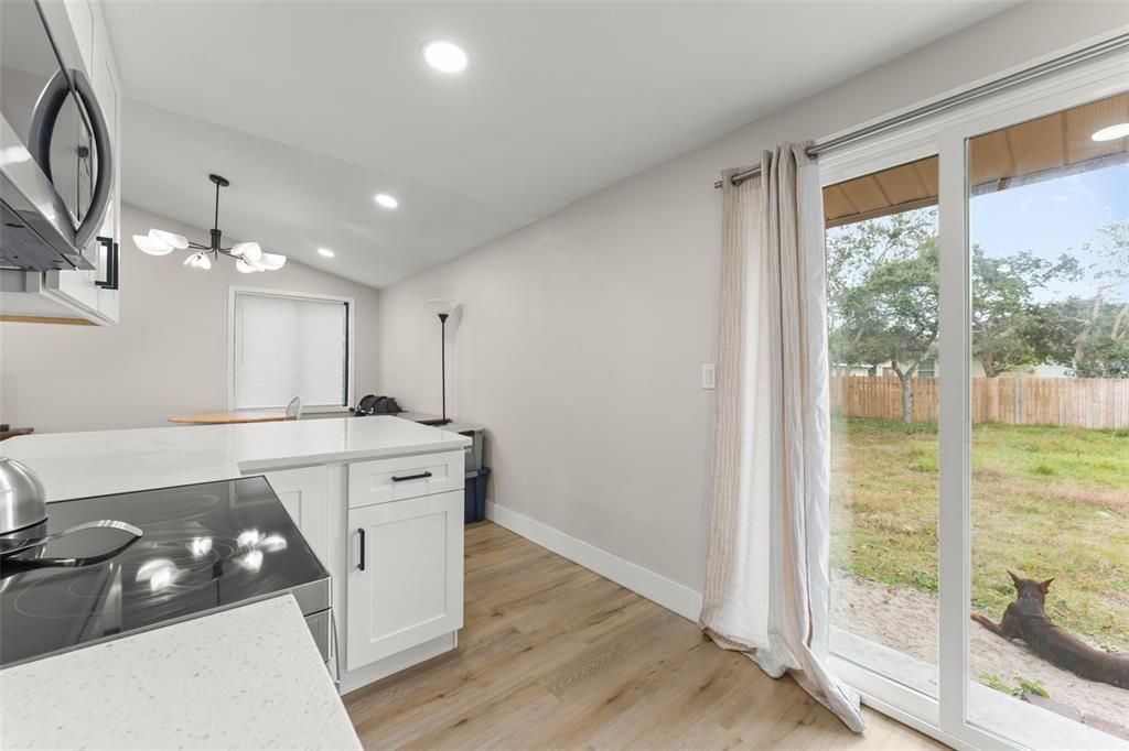 For Sale: $234,900 (2 beds, 1 baths, 864 Square Feet)