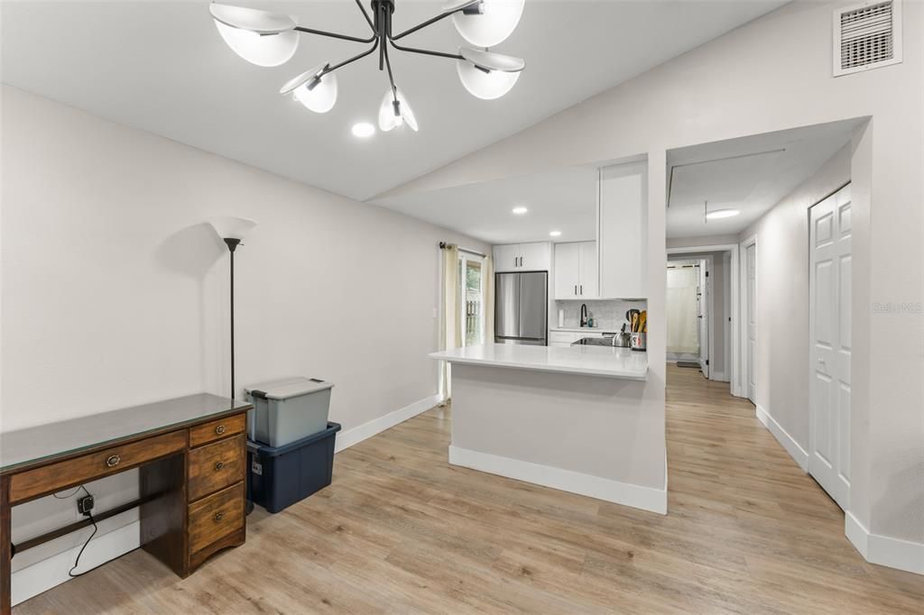 For Sale: $234,900 (2 beds, 1 baths, 864 Square Feet)