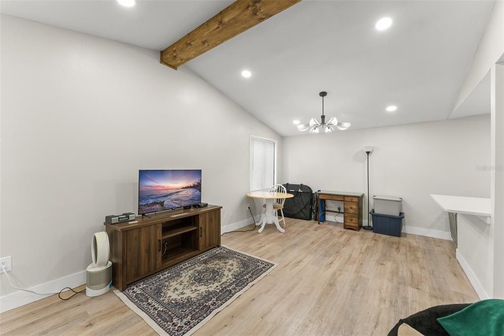 For Sale: $234,900 (2 beds, 1 baths, 864 Square Feet)