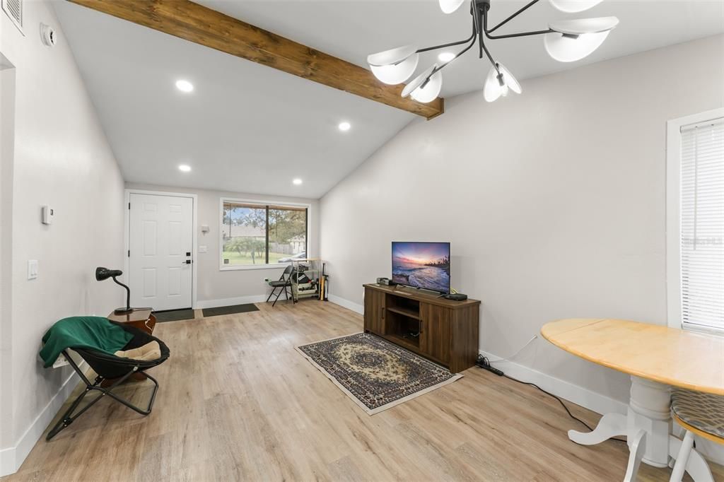 For Sale: $234,900 (2 beds, 1 baths, 864 Square Feet)