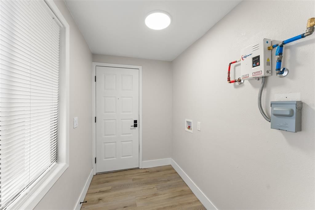 For Sale: $234,900 (2 beds, 1 baths, 864 Square Feet)