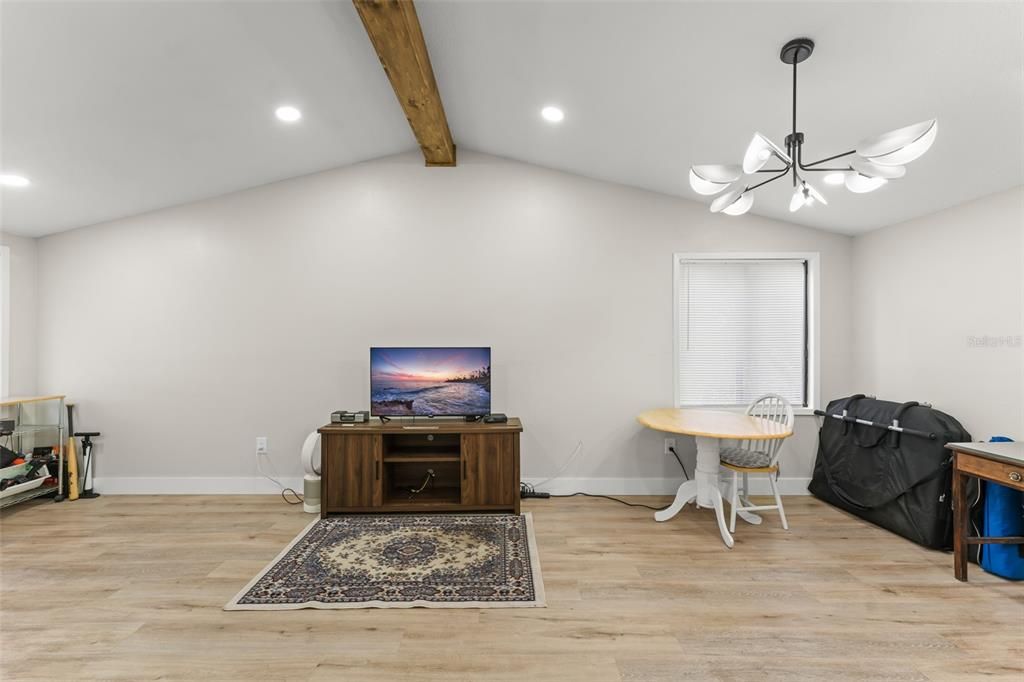 For Sale: $234,900 (2 beds, 1 baths, 864 Square Feet)