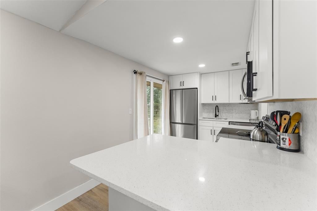 For Sale: $234,900 (2 beds, 1 baths, 864 Square Feet)