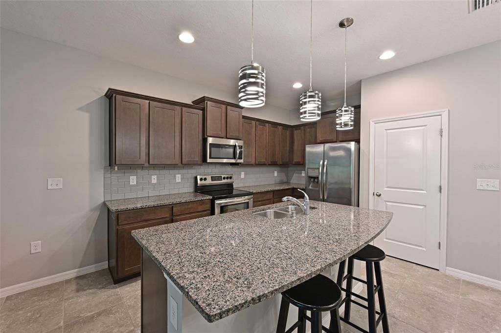 待售: $370,000 (3 贝兹, 2 浴室, 1725 平方英尺)