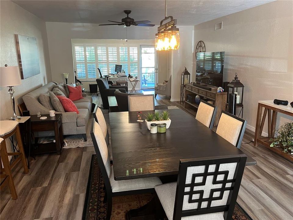 For Sale: $284,900 (2 beds, 2 baths, 1400 Square Feet)