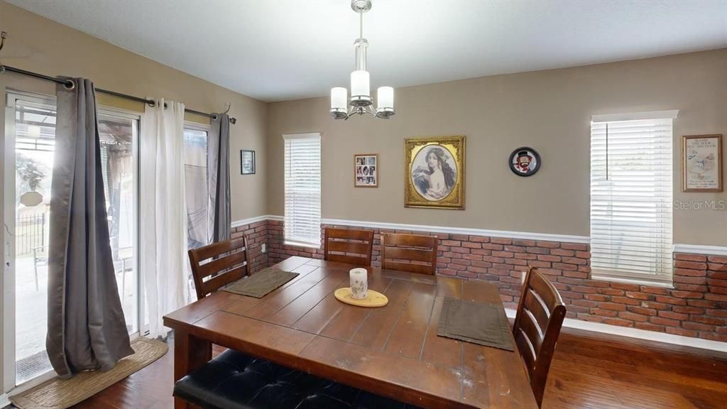 For Sale: $400,000 (5 beds, 3 baths, 2880 Square Feet)