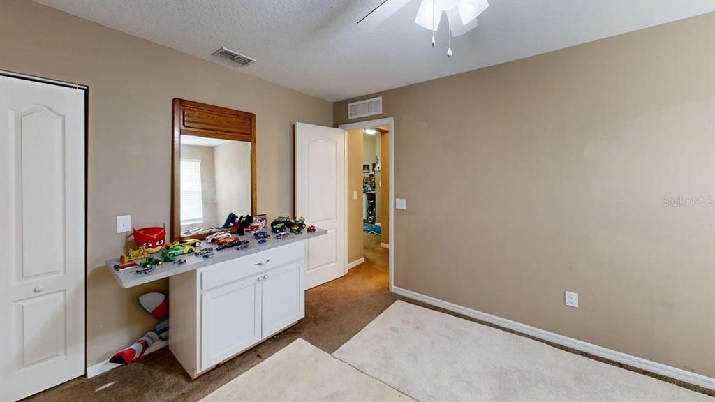 For Sale: $400,000 (5 beds, 3 baths, 2880 Square Feet)