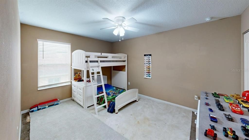 For Sale: $400,000 (5 beds, 3 baths, 2880 Square Feet)