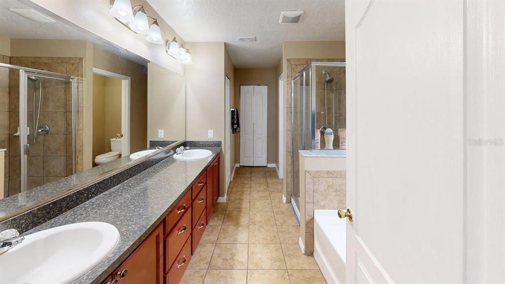 For Sale: $400,000 (5 beds, 3 baths, 2880 Square Feet)